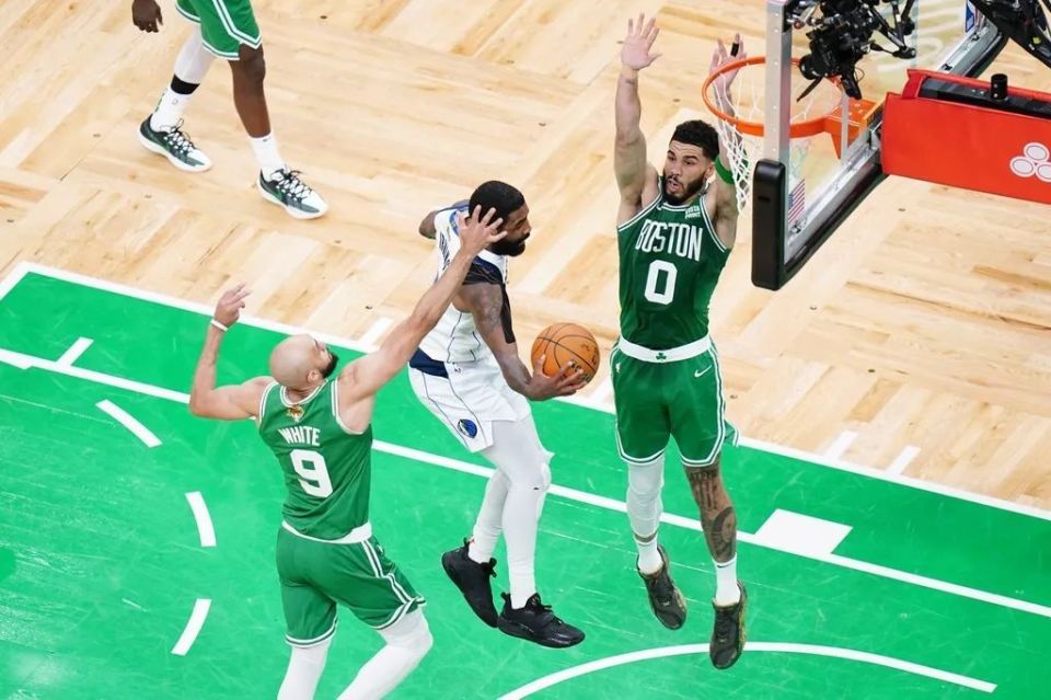 爱游戏体育-凯尔特人碾压篮网，麦科勒姆带队取胜