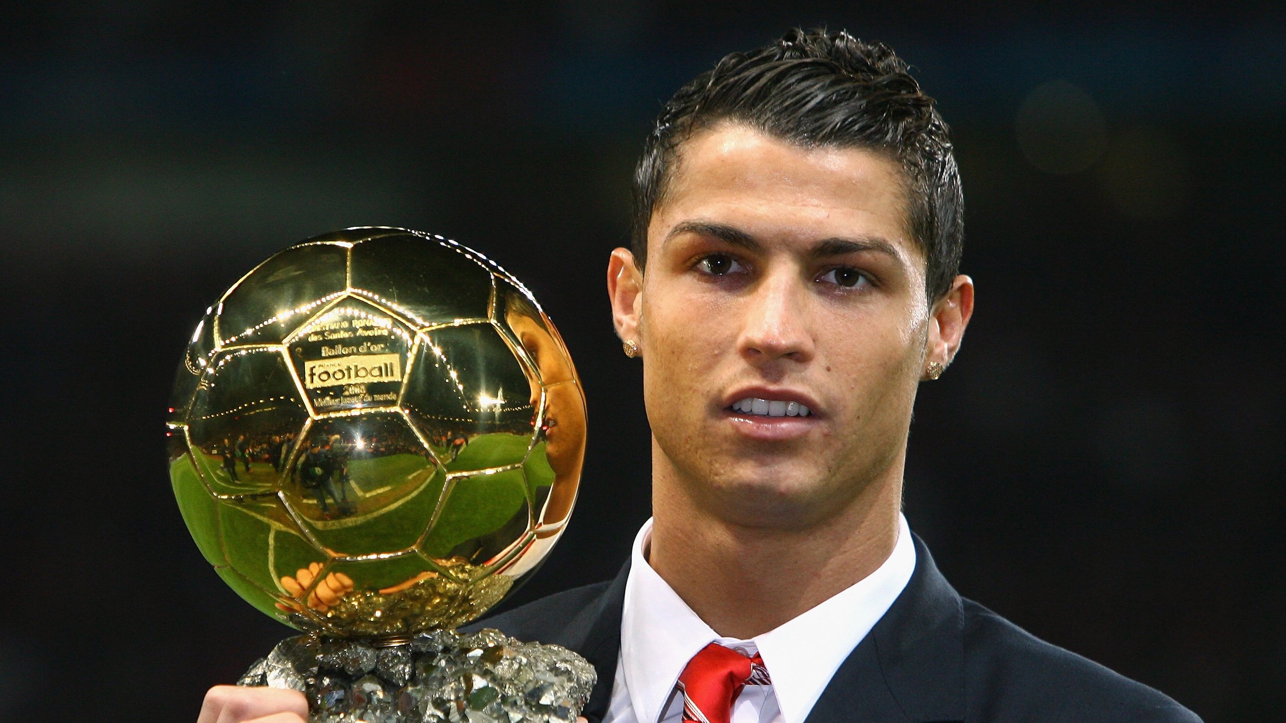 爱游戏2026-塞维利亚硬仗取胜罗马，本泽马彻底打爆防线，当经验碾碎青春，足球写下残酷寓言